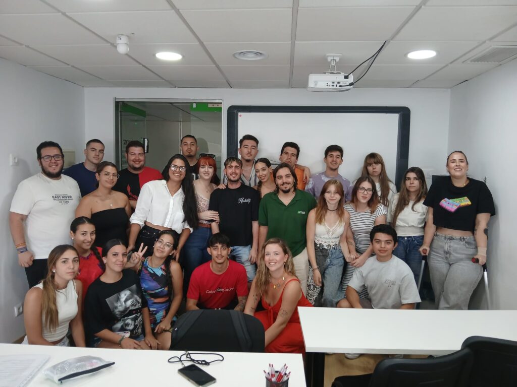 Rocío Cano impartiendo formación presencial en Inteligencia Artificial para jóvenes talentos