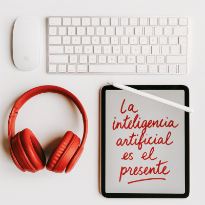 Escritorio corporativo de SeviAI con teclado, auriculares y recursos de consultoría